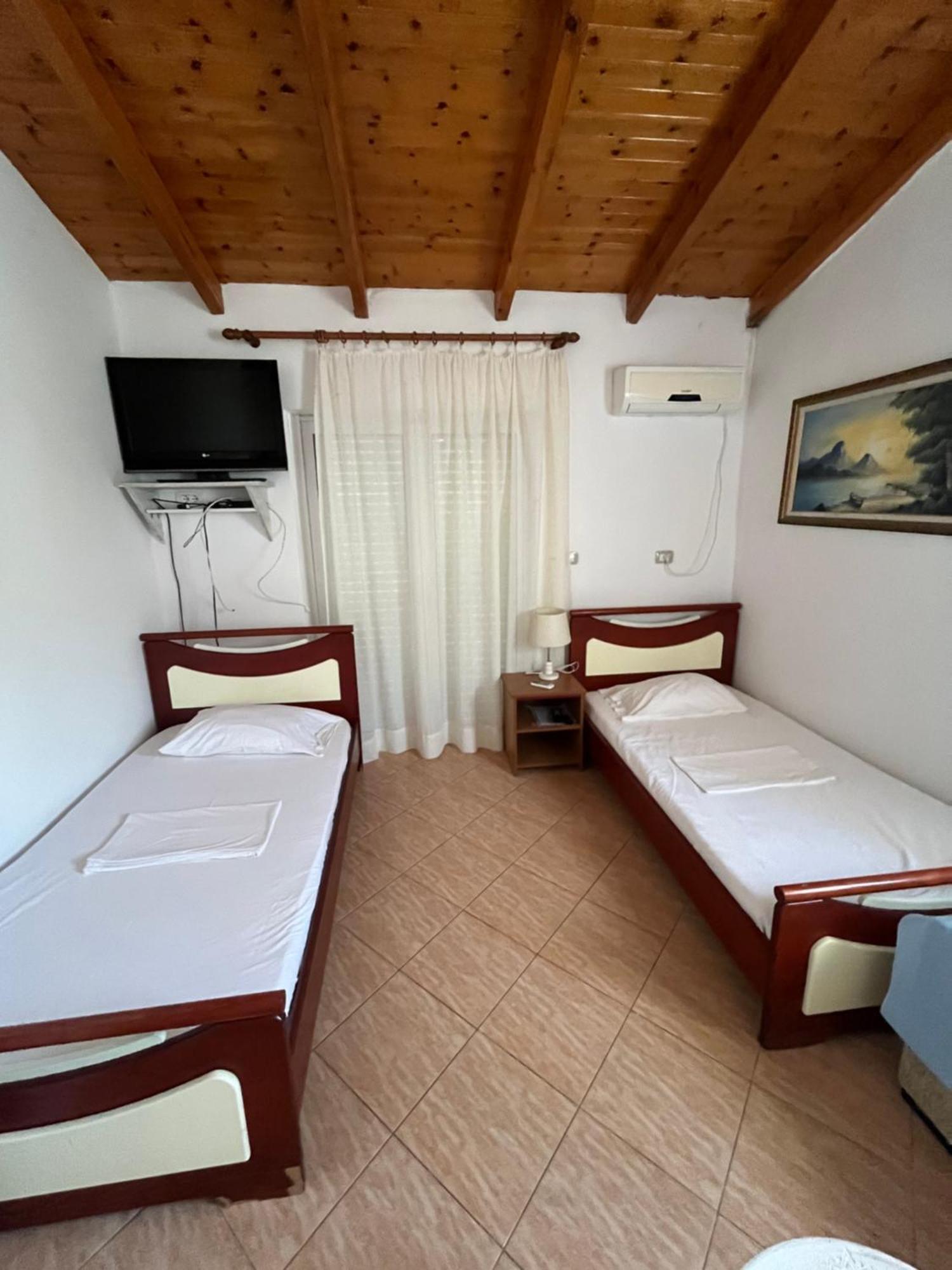 Hotel Portokali Himare Esterno foto