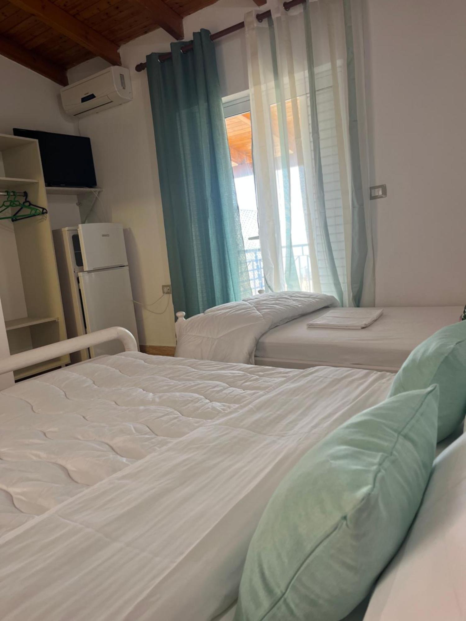 Hotel Portokali Himare Esterno foto