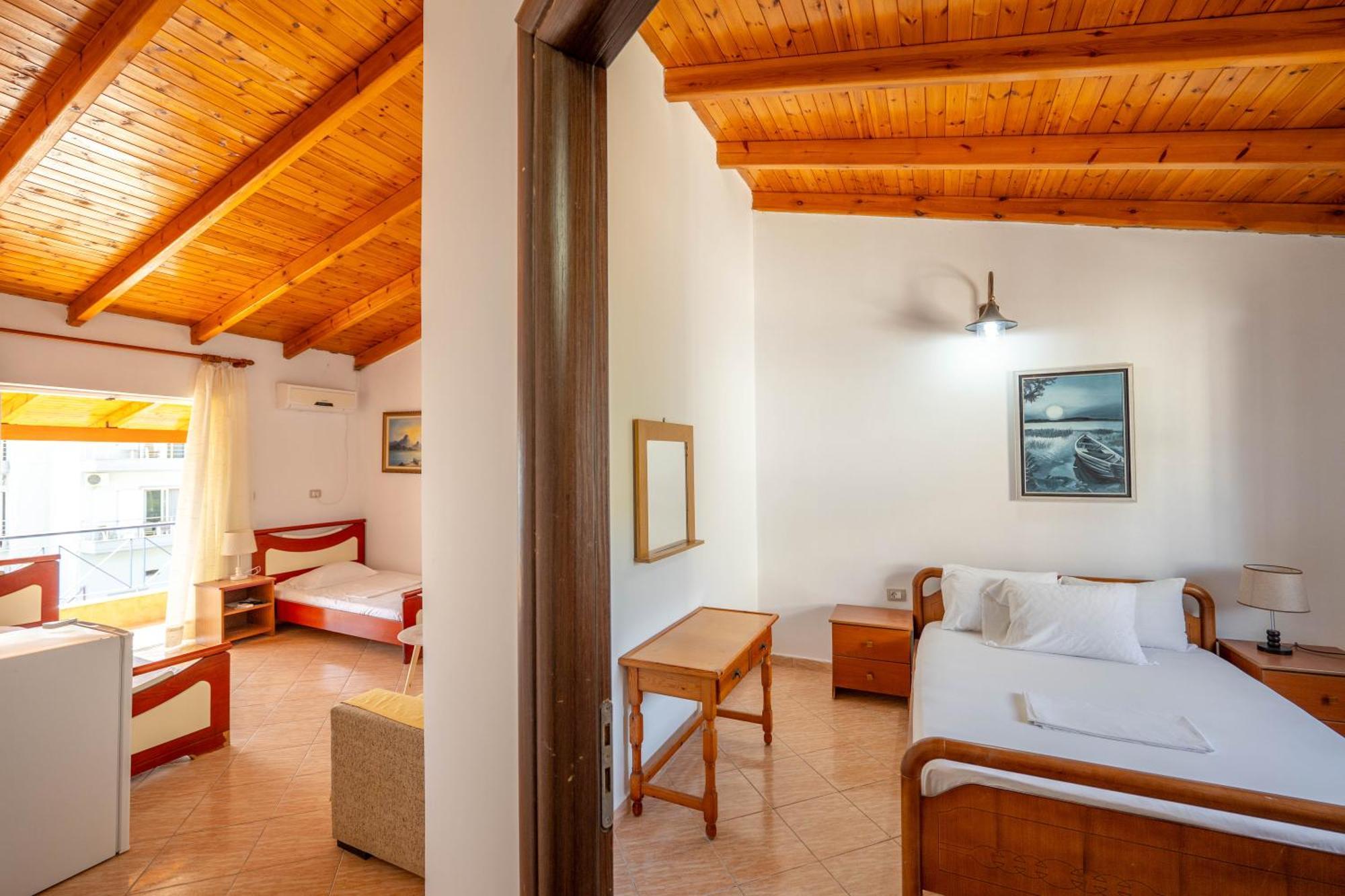 Hotel Portokali Himare Esterno foto