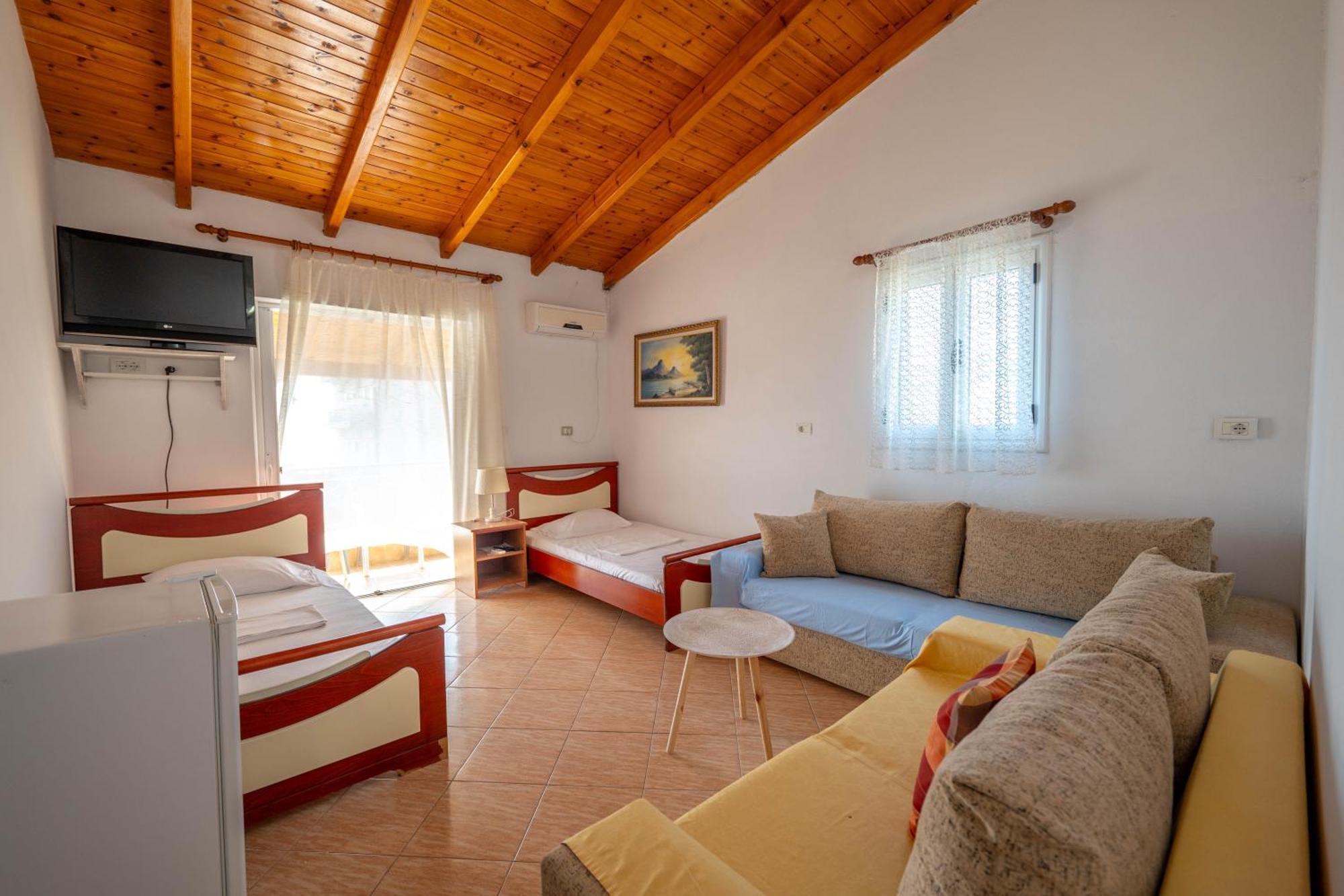 Hotel Portokali Himare Esterno foto